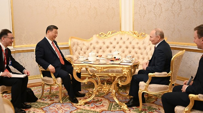 习近平同俄罗斯总统普京茶叙